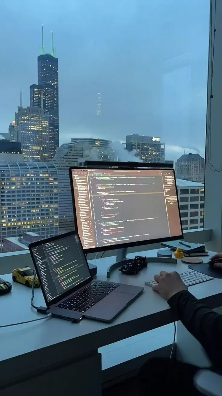 Immagine di persone che lavorano insieme al computer